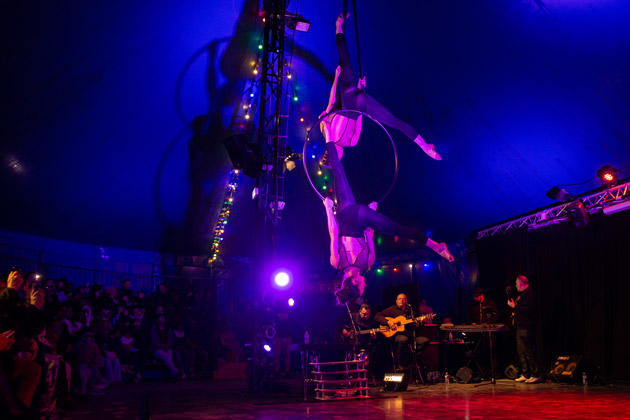 Spec-sous-le-chapiteau-1_credit-Marion-Vallee Animation événementiel entreprise spectacle acrobatie cabaret